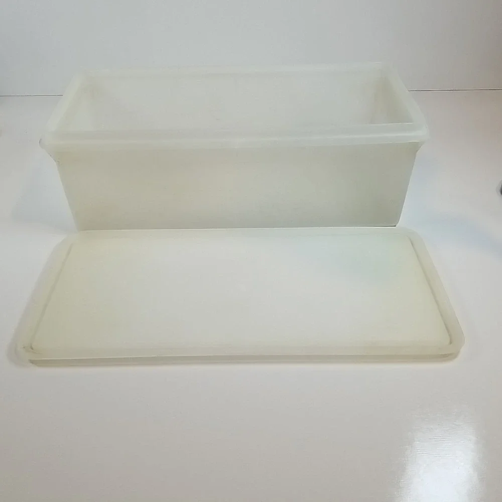 Tupperware Vintage Jumbo Bread Keeper 606